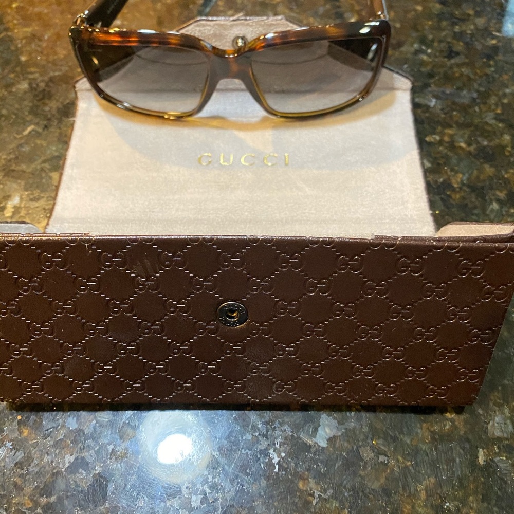 - Women’s authentic  GUCCI sunglasses